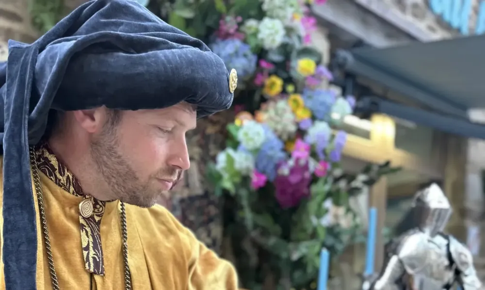 Restaurateur en habits du moyen-âge